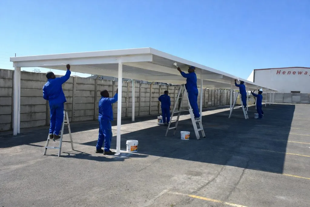 Dan-Neil installation team at work