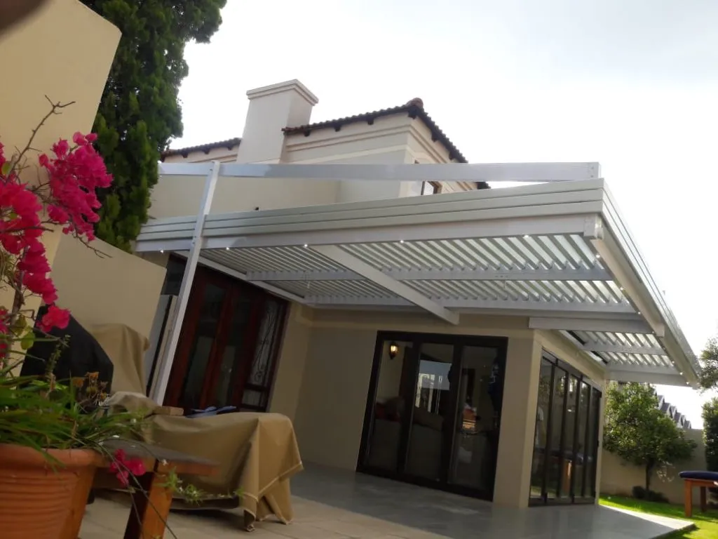 Adjustable louvre roof over a patio